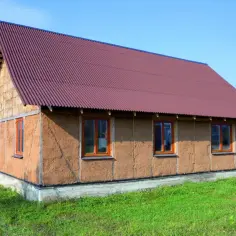 Firmy budujące domy z gliny i słomy: ekologiczne budownictwo