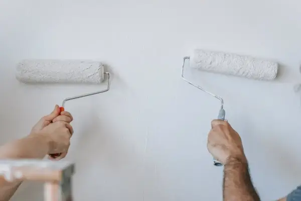Farba lateksowa czy ceramiczna do łazienki: Porównanie i wybór