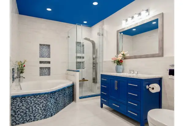 Jakie dodatki do niebieskiej łazienki? Podpowiadamy najlepsze opcje